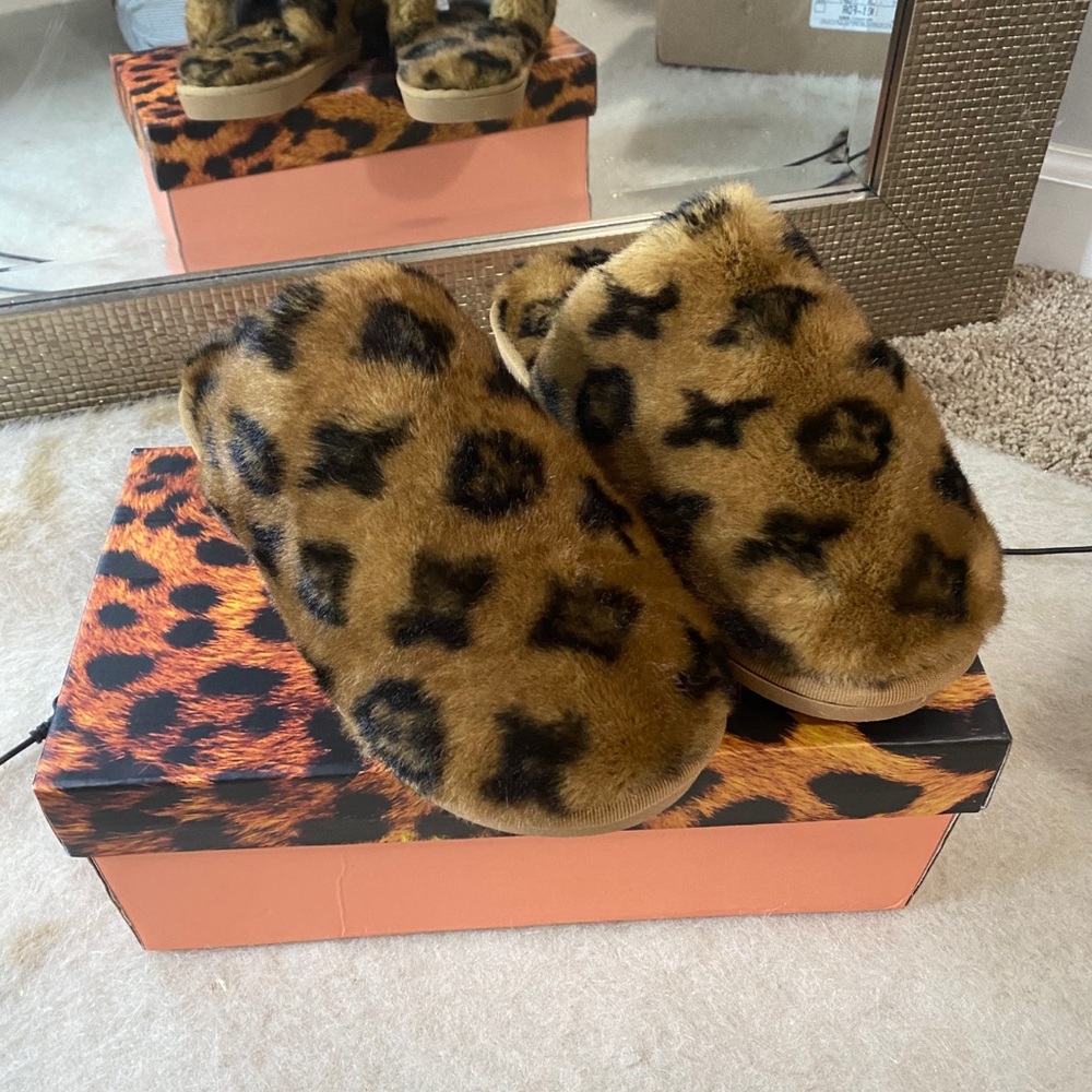 NWT MONOGRAM FLUFFY SLIPPERS. LV style